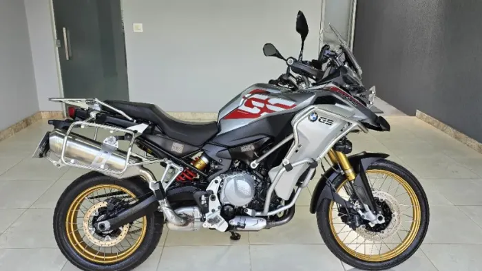 BMW F 850 GS Adventure Premium 2021, impecável, com R$ 3 mil em acessórios.