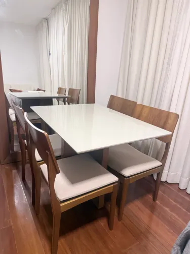 Conjunto Jantar Compacto: Mesa 1,10 x 0,80m (Vidro/Laca) + 4 Cadeiras Madeira