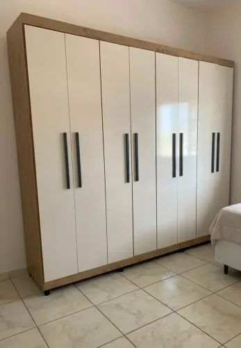 Guarda-Roupas 8 Portas Branco e Amadeirado (Excelente Estado)