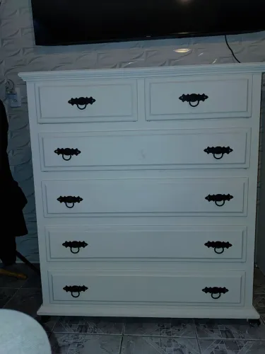 LINDA COMODA COM 4 GAVETÕES E 2 GAVETAS MENORES EM MADEIRA PINTADA DE BRANCO - $. 500,00