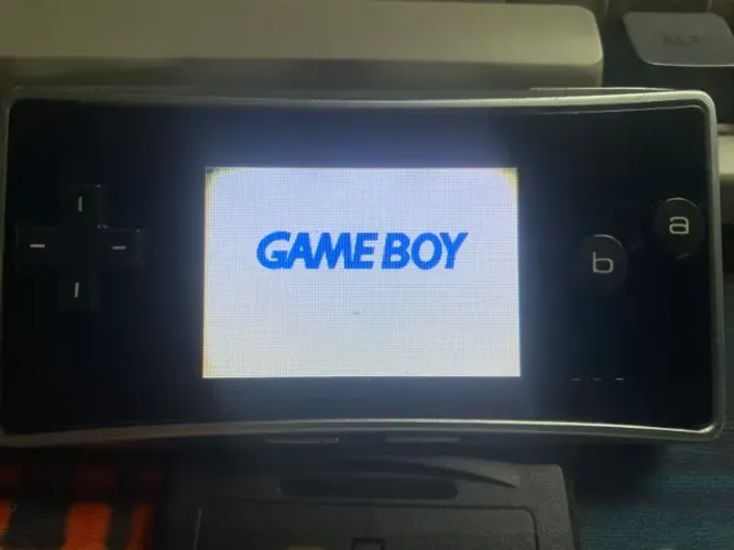 Game Boy Advance Micro Prata + Flashcard EZ-Flash 4GB