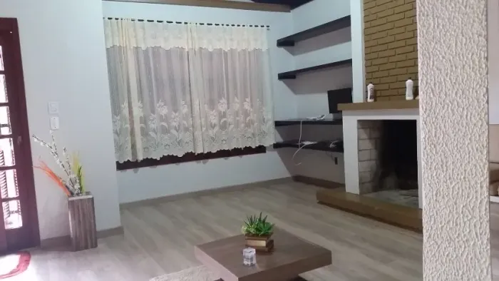Casa em Charqueadas, RS com 3 quartos 2 banheiros, cozinha, sala de estar e de jantar.