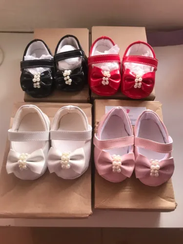 Lote de sapatos para bebê menina
