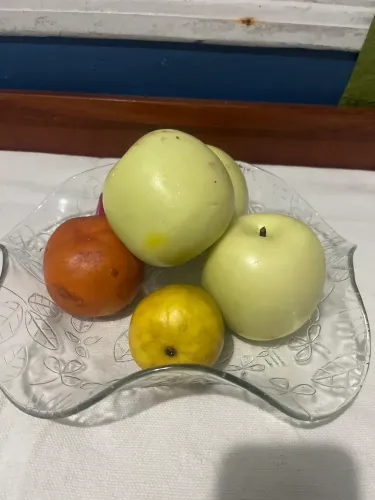 Linda fruteira com as frutas