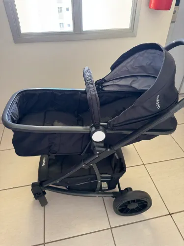 Carrinho com bebê conforto e base kiddo