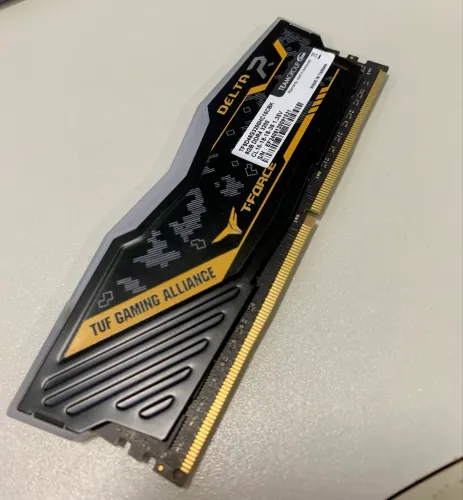 Vendo Memória RAM 8GB 3200 RGB