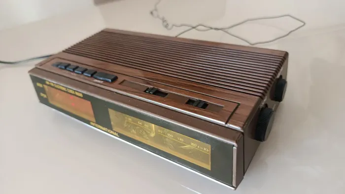 Rádio relógio antigo funcionando