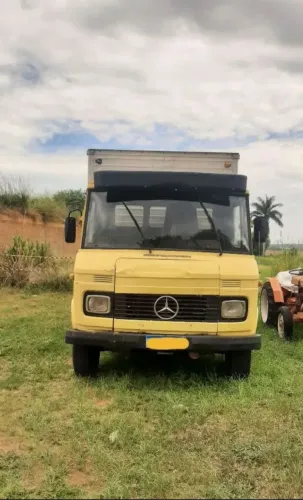 Caminhão Mercedes baú 608
