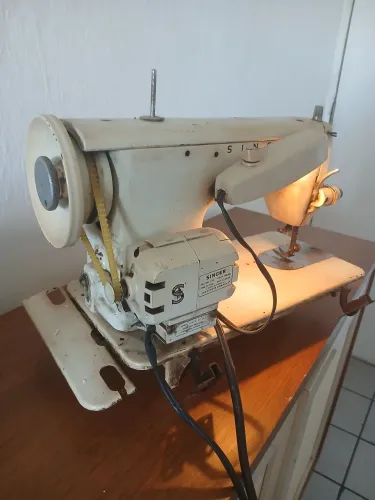 Máquina de costura Singer, Motor elétrico e pedal.
