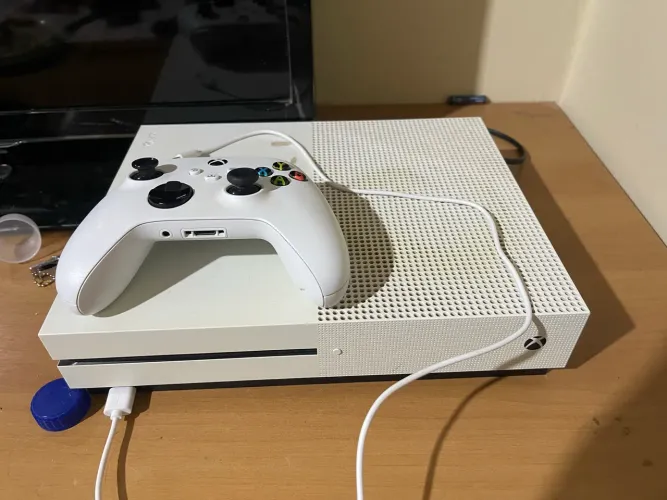 Vendo Xbox One s de 500 gb com 1 controle