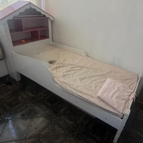 Cama infantil com cabeceira e nichos 