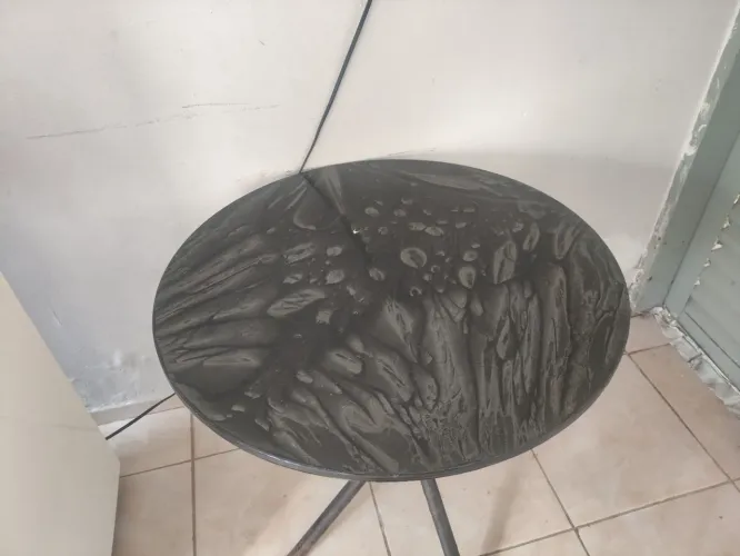 Mesa de mármore puro com pés de ferro + 3 cadeiras