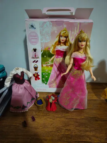 Boneca Disney Store Aurora ( A bela adormecida ) com troca de roupa e cenário.