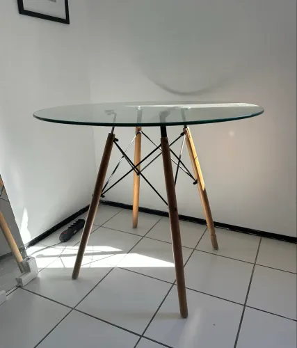 Mesa redonda de vidro pés Eiffel 