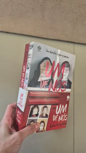 Box Livro Um de Nós de Karen M. McManus