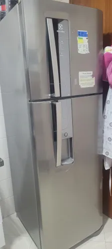 Geladeira Electrolux Frost Free 380L Inox com Dispenser de Água - Excelente Estado