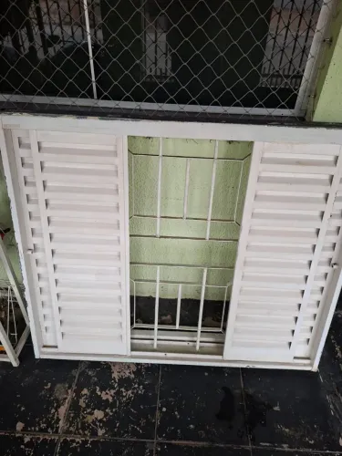 Veneziana 1,00x1,20 material reforçado,vidros instalados,grade de segurança e pintura