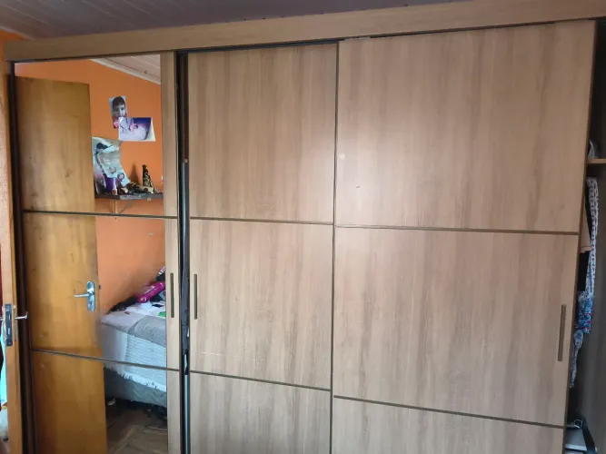 Guarda-roupa com três portas