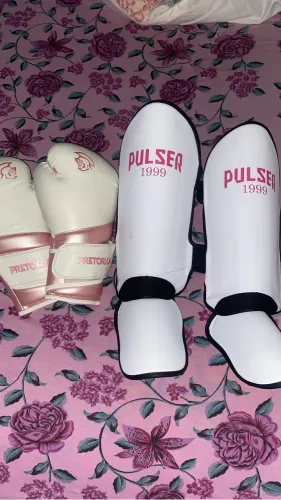 KIT MUAY THAI FEMININO, LUVA, CANELEIRA E BANDAGEM