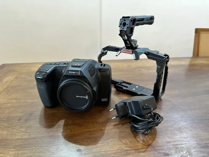 Blackmagic Pocket Cinema 6k G2 + Cage Smallrig + Top Handle