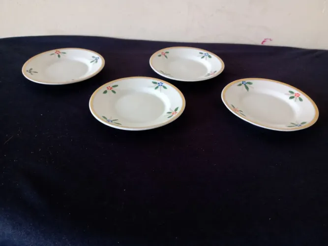 Conjunto de Antigos Pratinhos em Porcelana