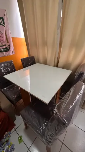 Mesa de jantar com 4 cadeiras estofadas + capas de proteção