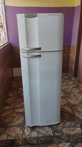 Vende se uma geladeira