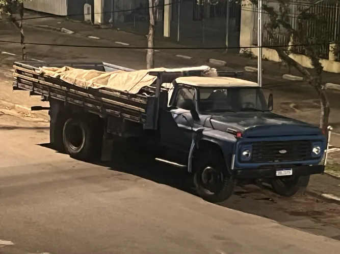 Caminhão carroceria nova/76 Ford F600