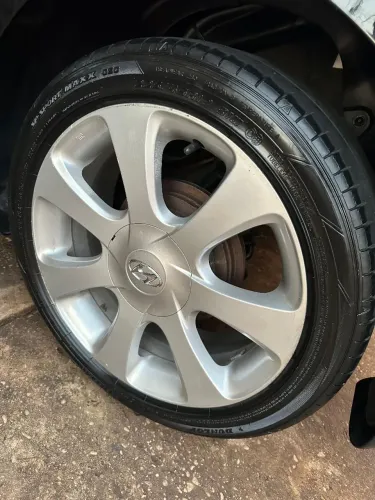 Vendo jogo de rodas aro 17 furacão 5x114 originais da Hyundai com pneus meia vida