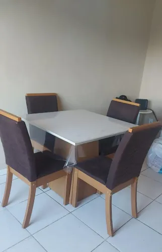 Mesa com 4 cadeiras 
