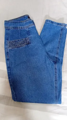 ? Calça Jeans Mom Marisa - Cintura Alta com Detalhe no Bolso