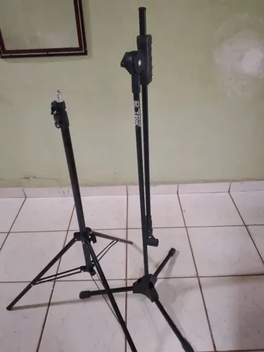 Pedestal para microfone e tripe para projetor