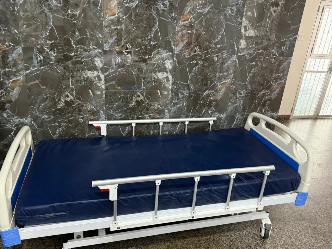 Cama hospitalar Manual com colchão impermeável