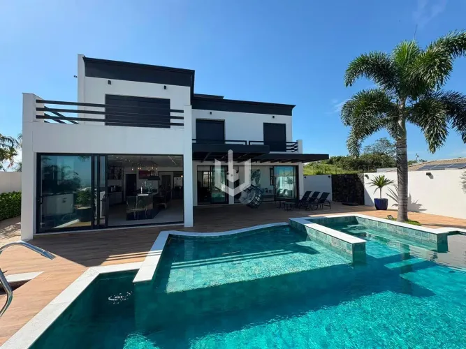 Casa em Atibaia de 365m² com 4 suítes em condomínio fechado.