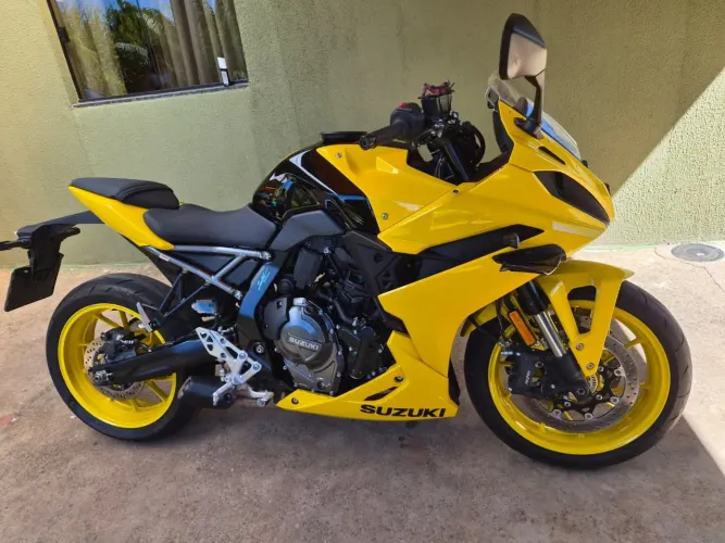 Suzuki GSX 8R com 6.500km