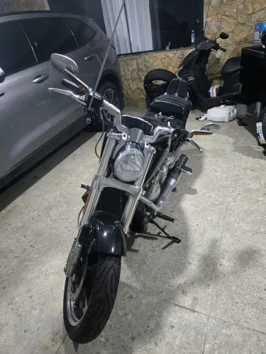 HD V-Rod zerada, moto muito conservada