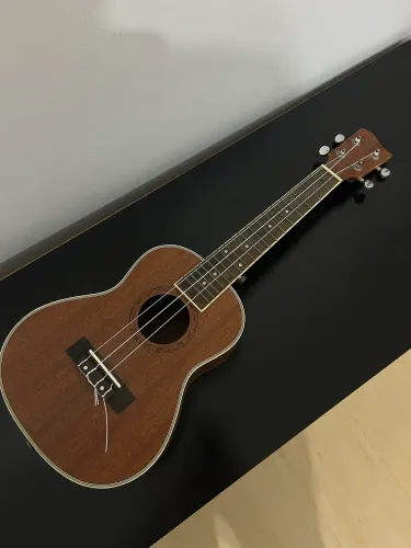 Ukulele Baritono Jahnke