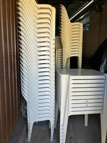 Cadeiras e mesa de plástico (novo)