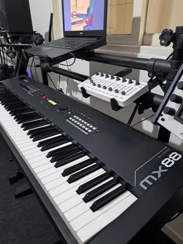 Teclado Yamaha MX88 com timbres com 04 camadas