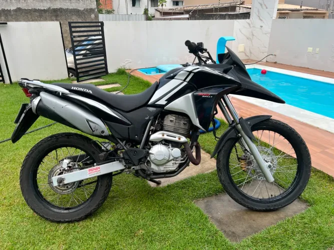 Vendo essa XRE 300 ano 2013, documento em dias 