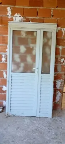 Porta branca de alumínio e com vidro