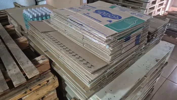 Caixas de papelão tamanho médio, 3.00 reais cada, entregamos com taxa de entrega.