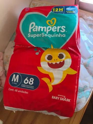 Vendo 1 pacote de fralda aberto da Pampers SuperSequinha (tubarão)tamanho M com 59 fraldas