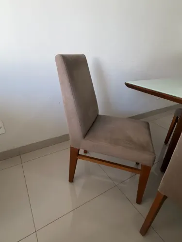 Vende-se mesa madeira 4 lugares comprada na LOJA JACAÚNA em ótimo estado de conservação 
