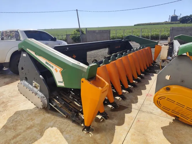 Plataforma de Milho Stara 12+1 linhas de 45 cm