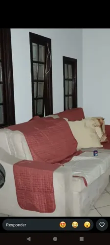 Sofá com capa e almofadas