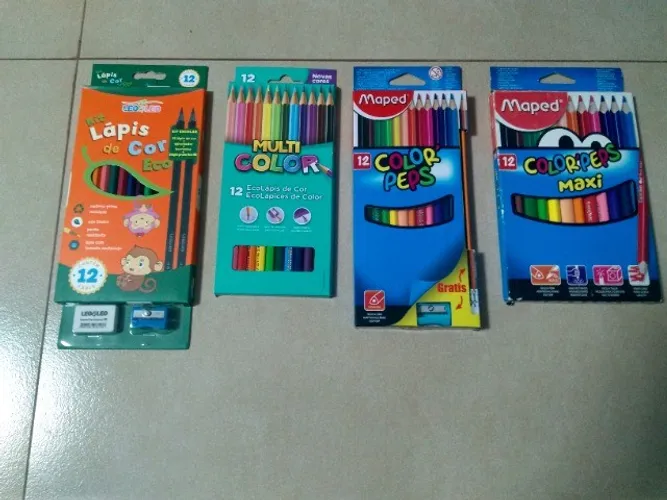 Lápis de cor, bloco decorado, cola de isopor, suporte de moeda e outros