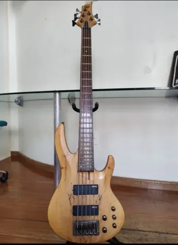 Baixo ESP LTD B-205sm 5C ativo.