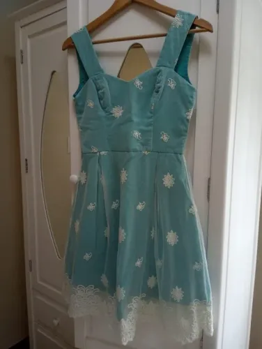 Roupas femininas de marca (saias, vestidos, blusas)