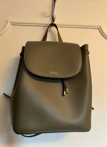 mochila em 100% couro, cor verde, nova, com dust bag, mede 30x25x12, marca ralph lauren. o
